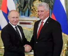 El presidente de Rusia Vladimir Putin (izq) y el gobernante cubano Miguel Díaz-Canel (d)