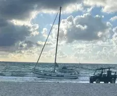 Presuntos migrantes llegan a playa de Florida en embarcación que dejaron abandonada