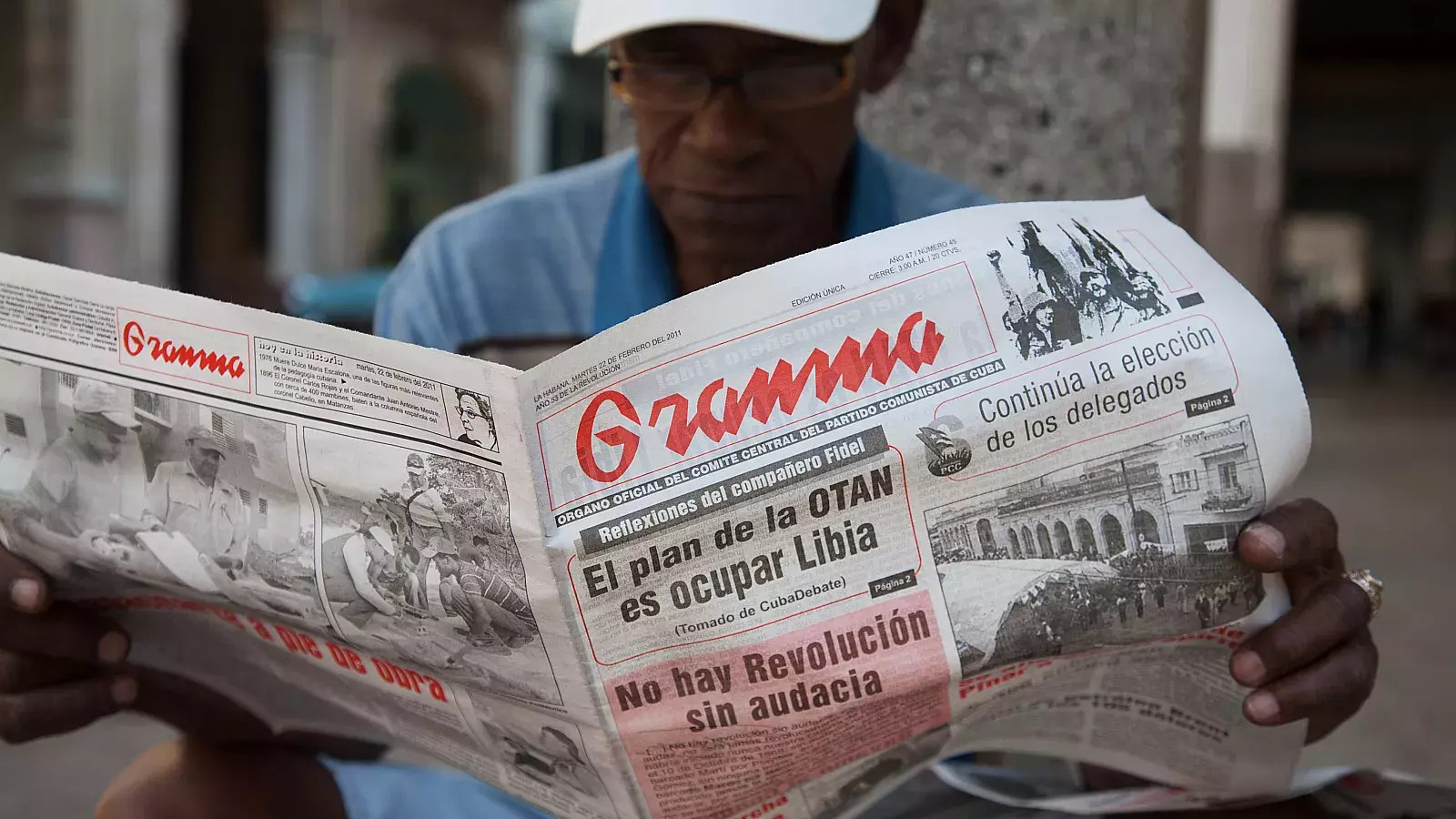 Cubano lee el diario Granma, órgano oficial del PCC