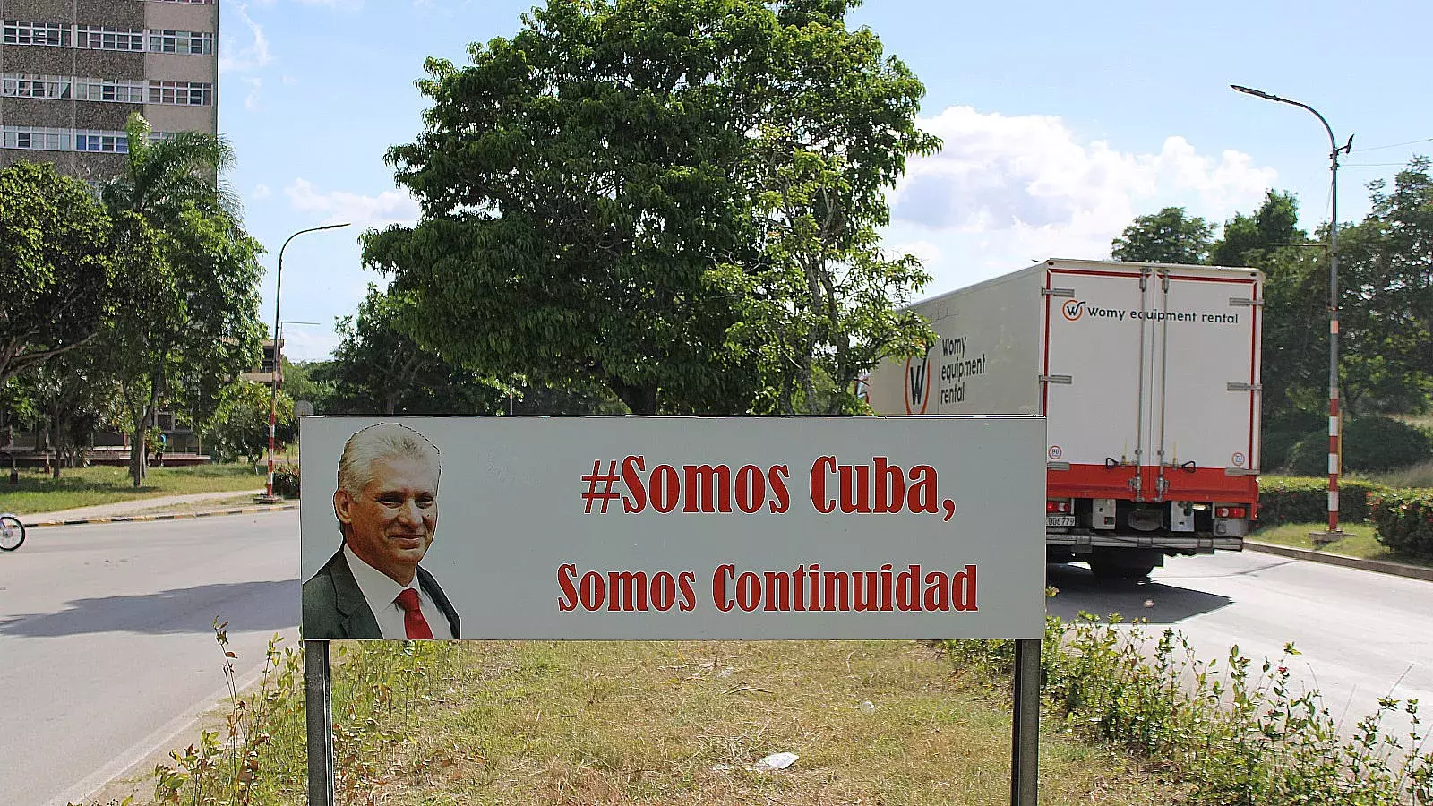 Valla con imagen de Miguel Díaz-Canel, cuestionado presidente del régimen cubano