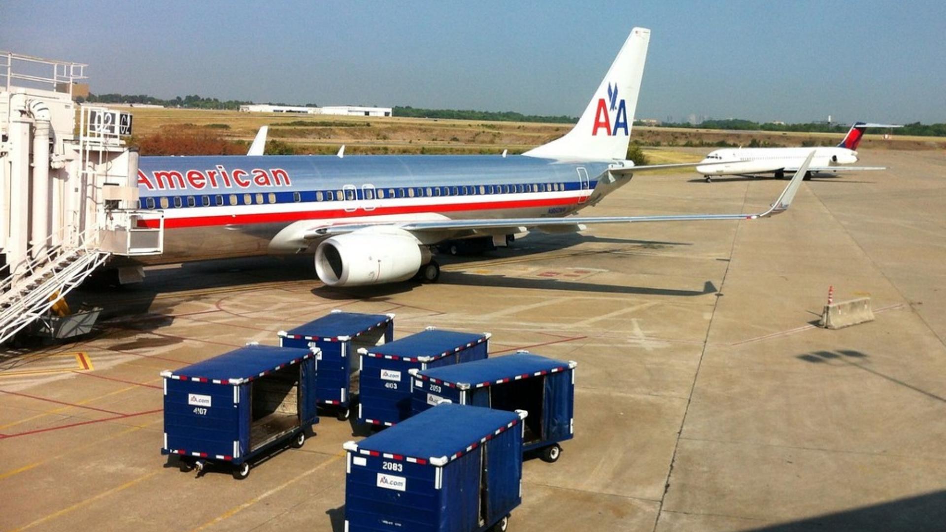 Aviones de American Airlines en aeropuerto. Foto: Grant Wickes