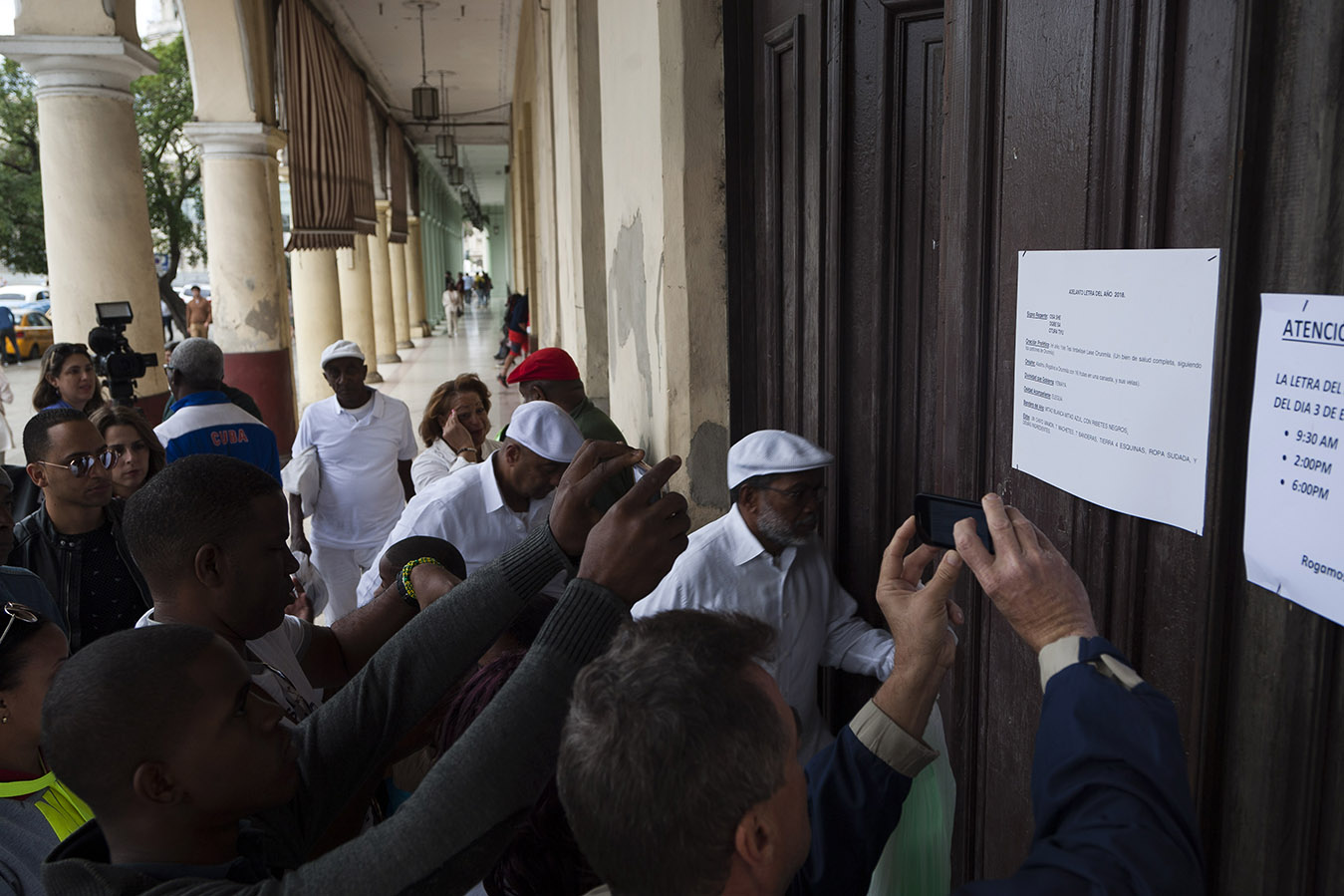 Cubanos leyendo la Letra del Año en la sede de la Asociación Yoruba. Imagen de referencia