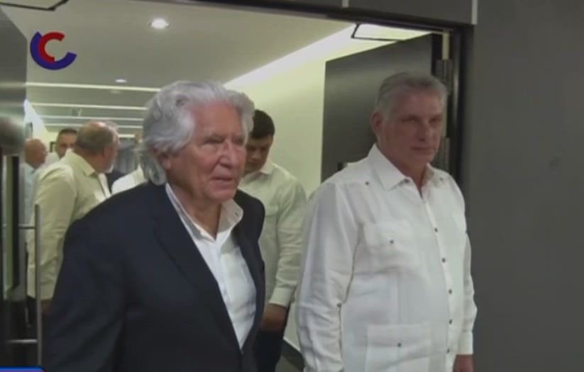 Miguel Fluxá  junto a dirigentes del régimen cubano.