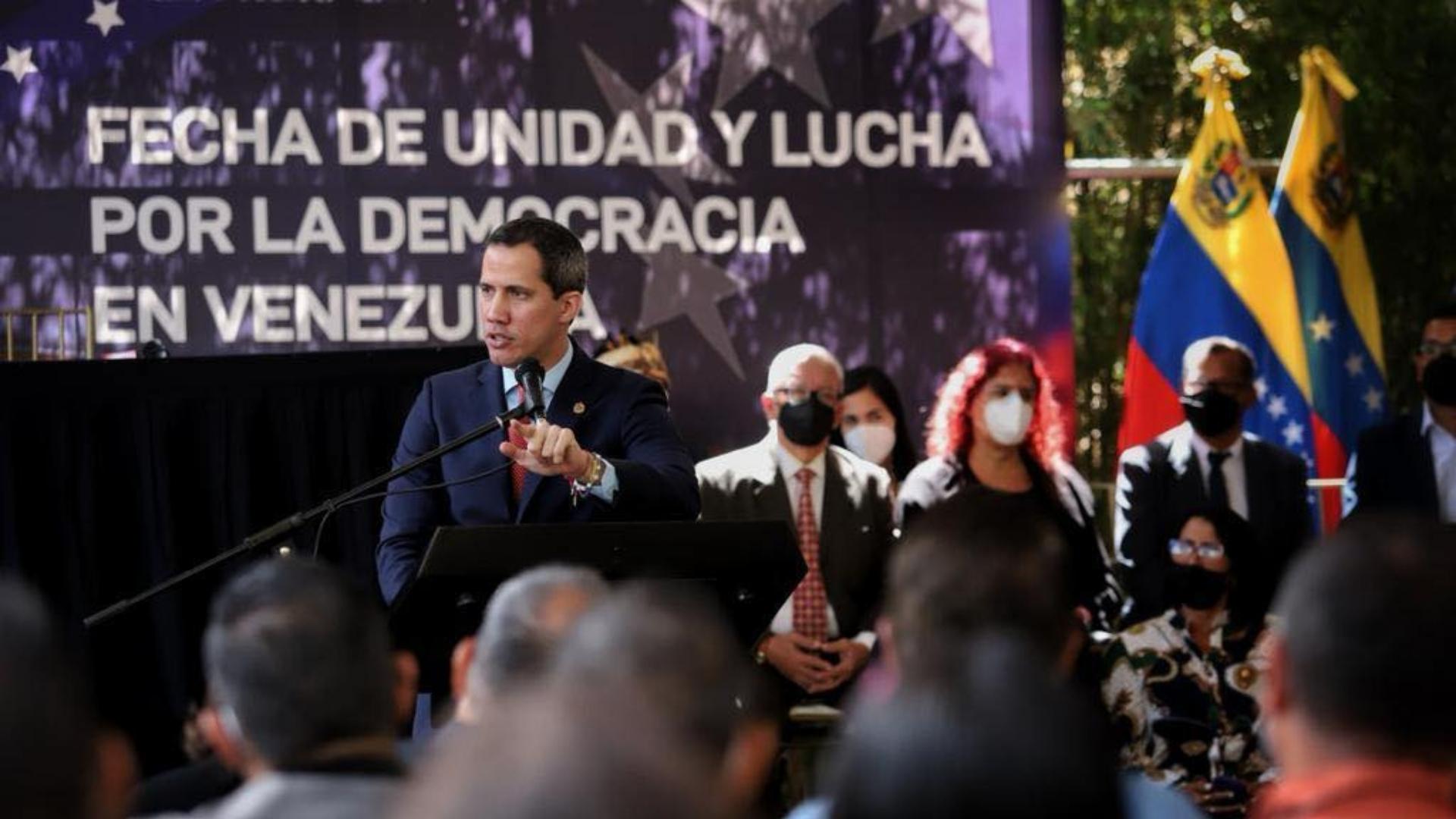 Juan Guaidó da discurso. Foto: Facebook