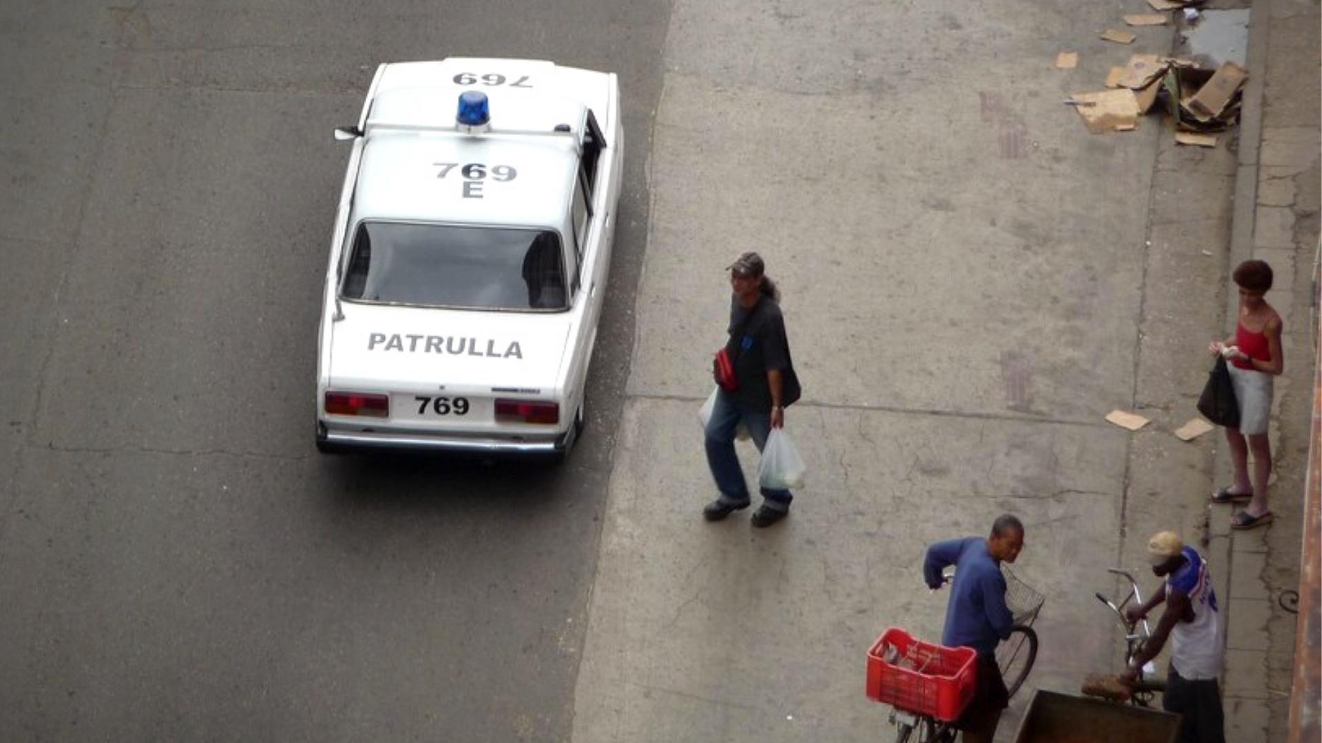 Patrulla policial en calle de Cuba