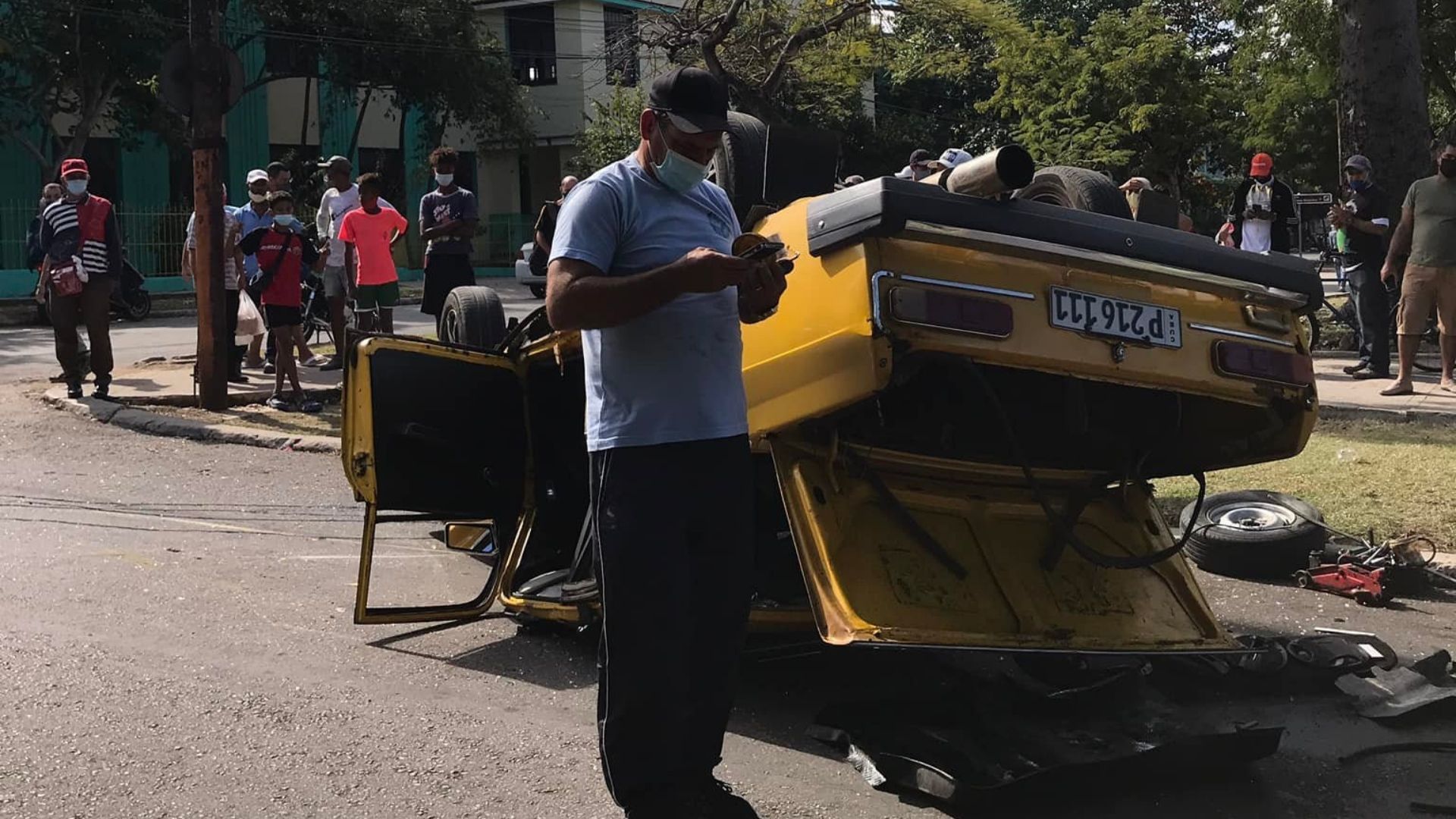 El usuario Luis Antonio publicó que el conductor del auto marca Lada no se detuvo en una señal de Pare en la intersección de las calles 25 y D, Vedado