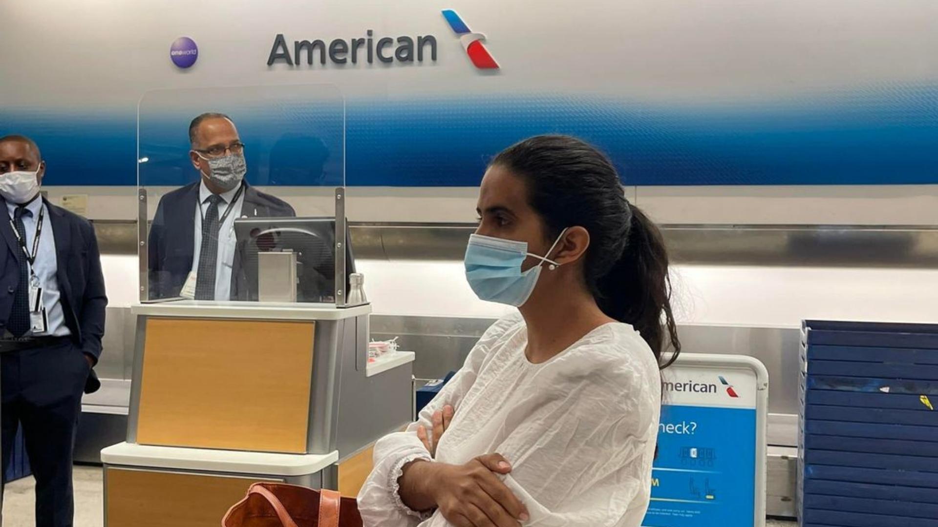 Anamely Ramos en aeropuerto de Miami ante funcionarios de AA