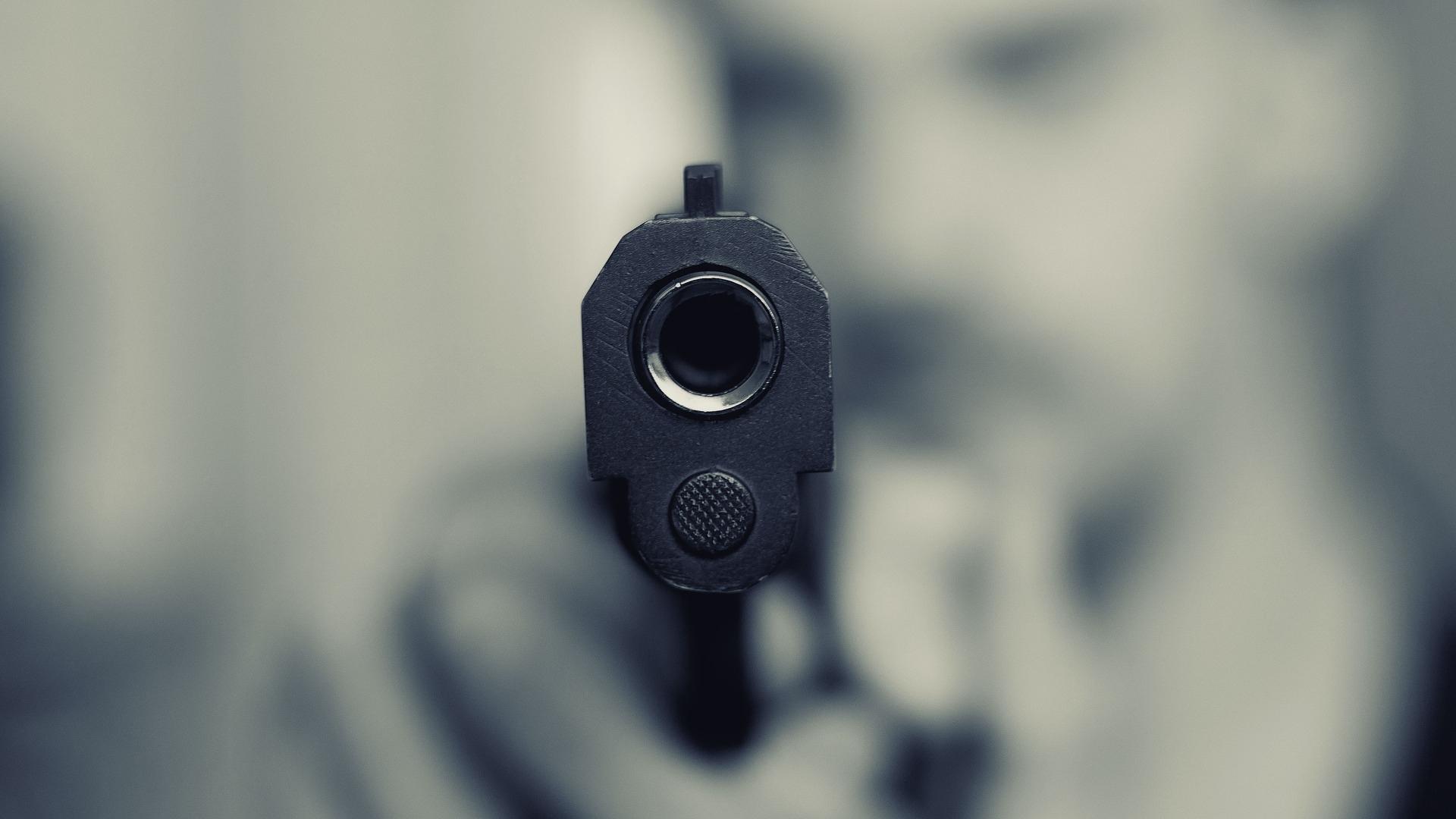 Hombre apunta con pistola. Foto: Imagen de referencia tomada de Pixabay