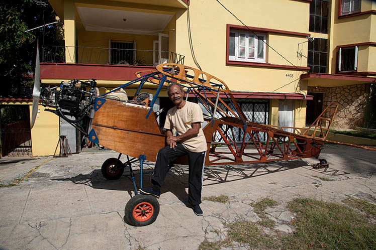 Adolfo Rivera y su avión. Fotos: Panchito González/ Prensa Latina