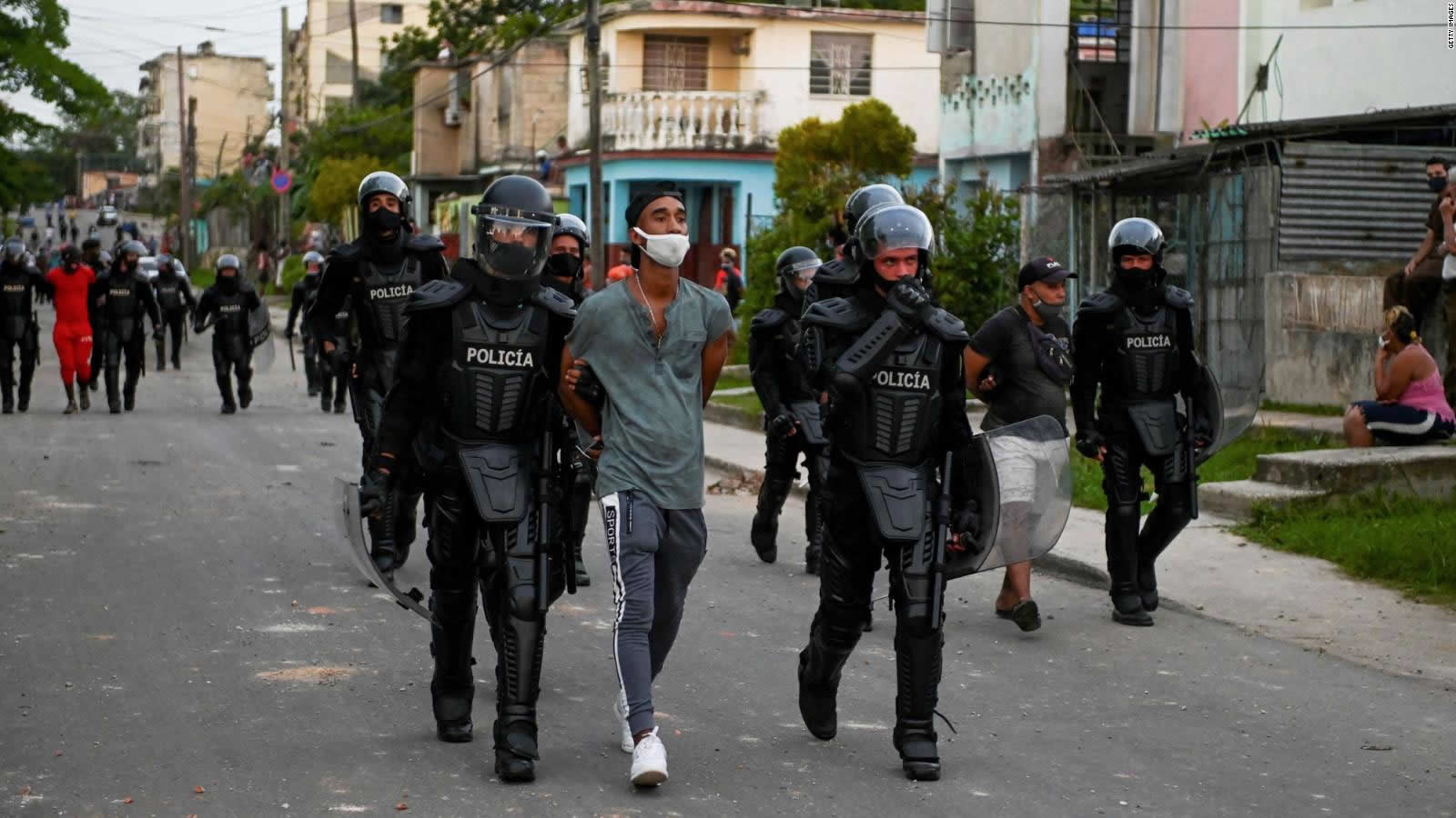 Fuerzas militares en un barrio de La Habana durante el levantamiento popular (AP)