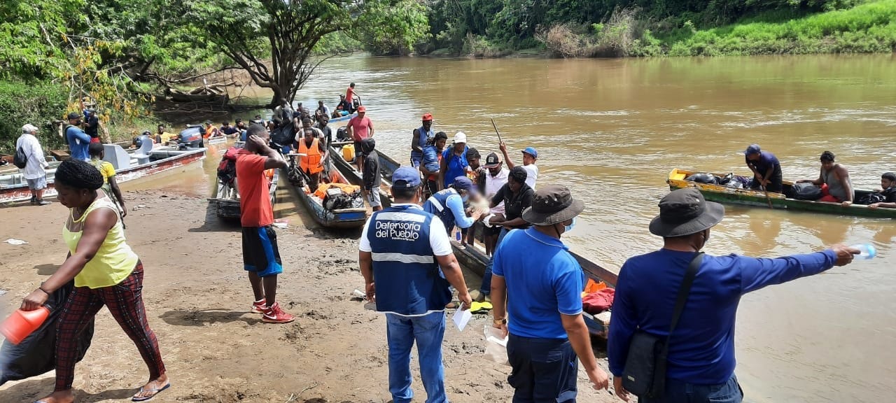Migrantes cruzan el Darien (Foto Defensoria del Pueblo, Panamá)