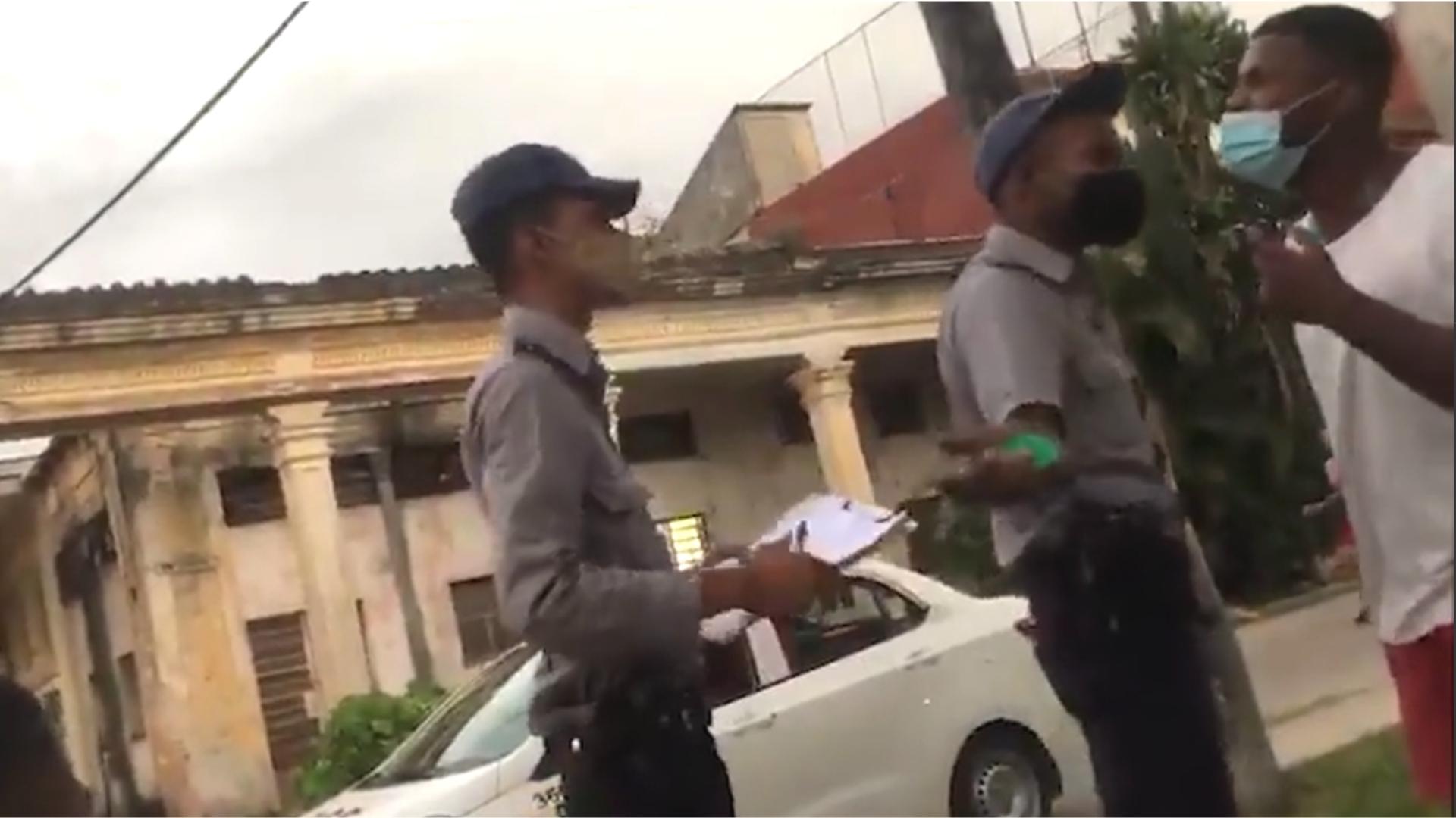 Policías contra joven en La Habana