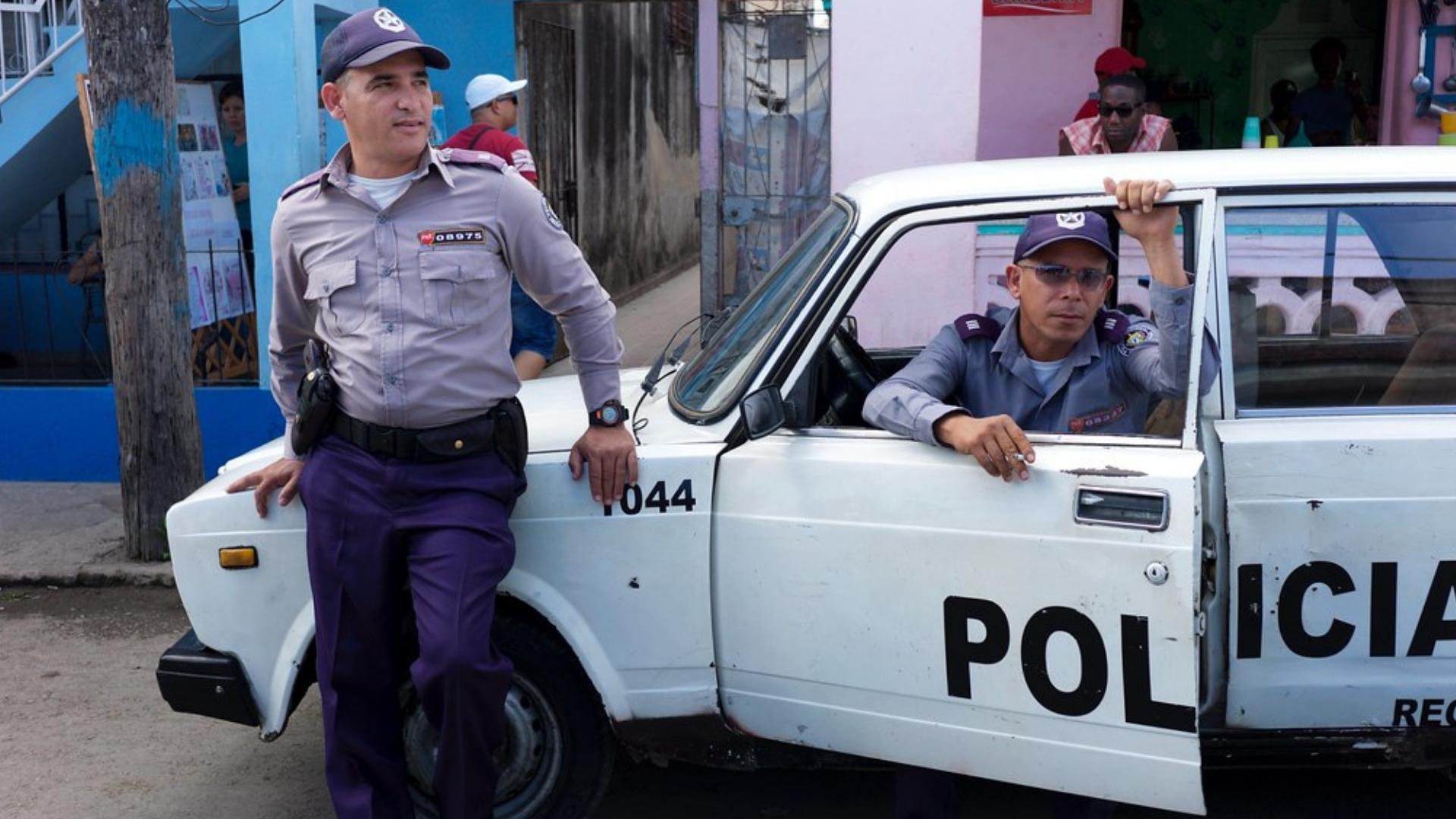 Policía cubanos