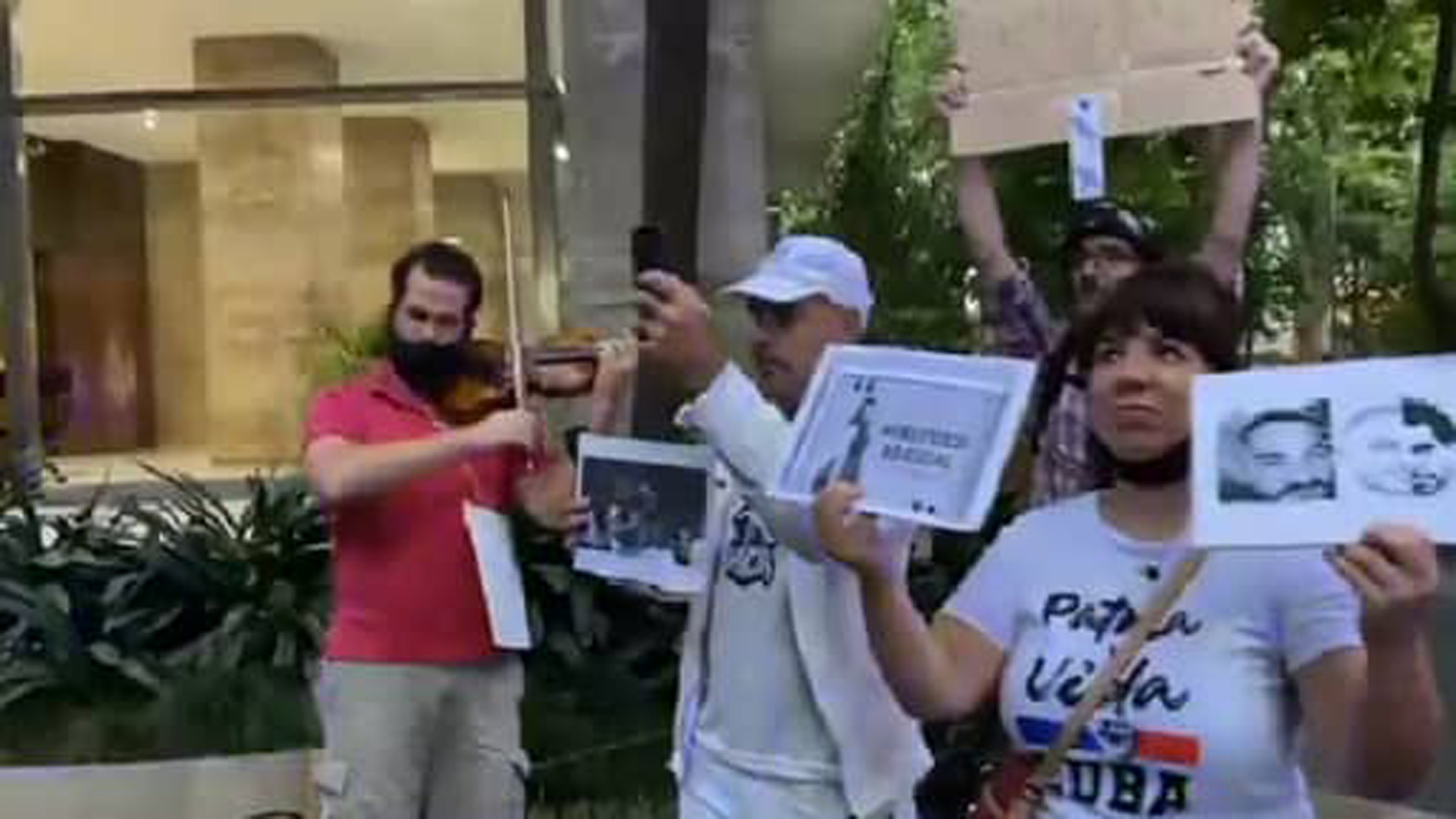 Cubanos protestan frente a embajada castrista en Argentina