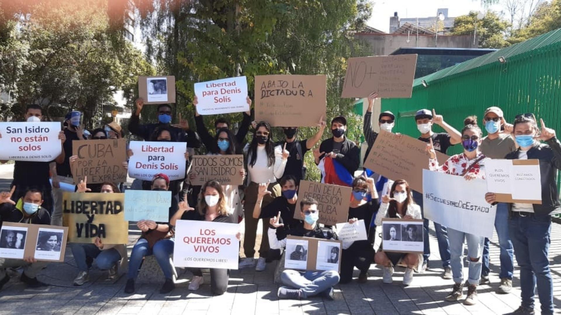 Imagen de referencia de otra manifestación de jóvenes cubanos frente a Embajada en México