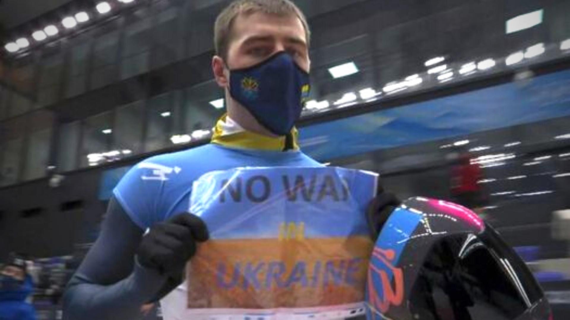 Vladyslav Heraskevych, atleta de Ucrania protesta contra guerra. Foto: captura de pantalla