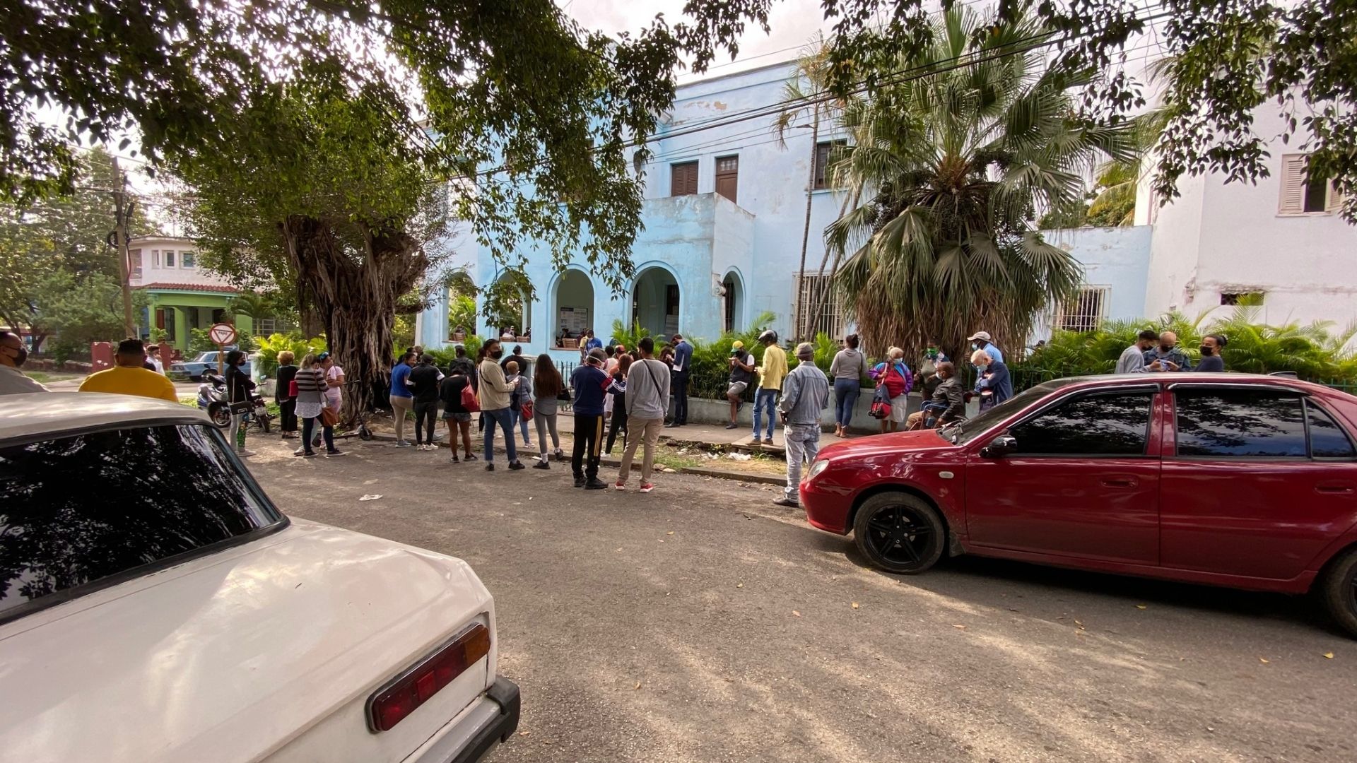 El usuario identificado en Twitter como jmfdez95 difundió la imagen donde se ve a varias personas haciendo una fila en el municipio Diez de Octubre