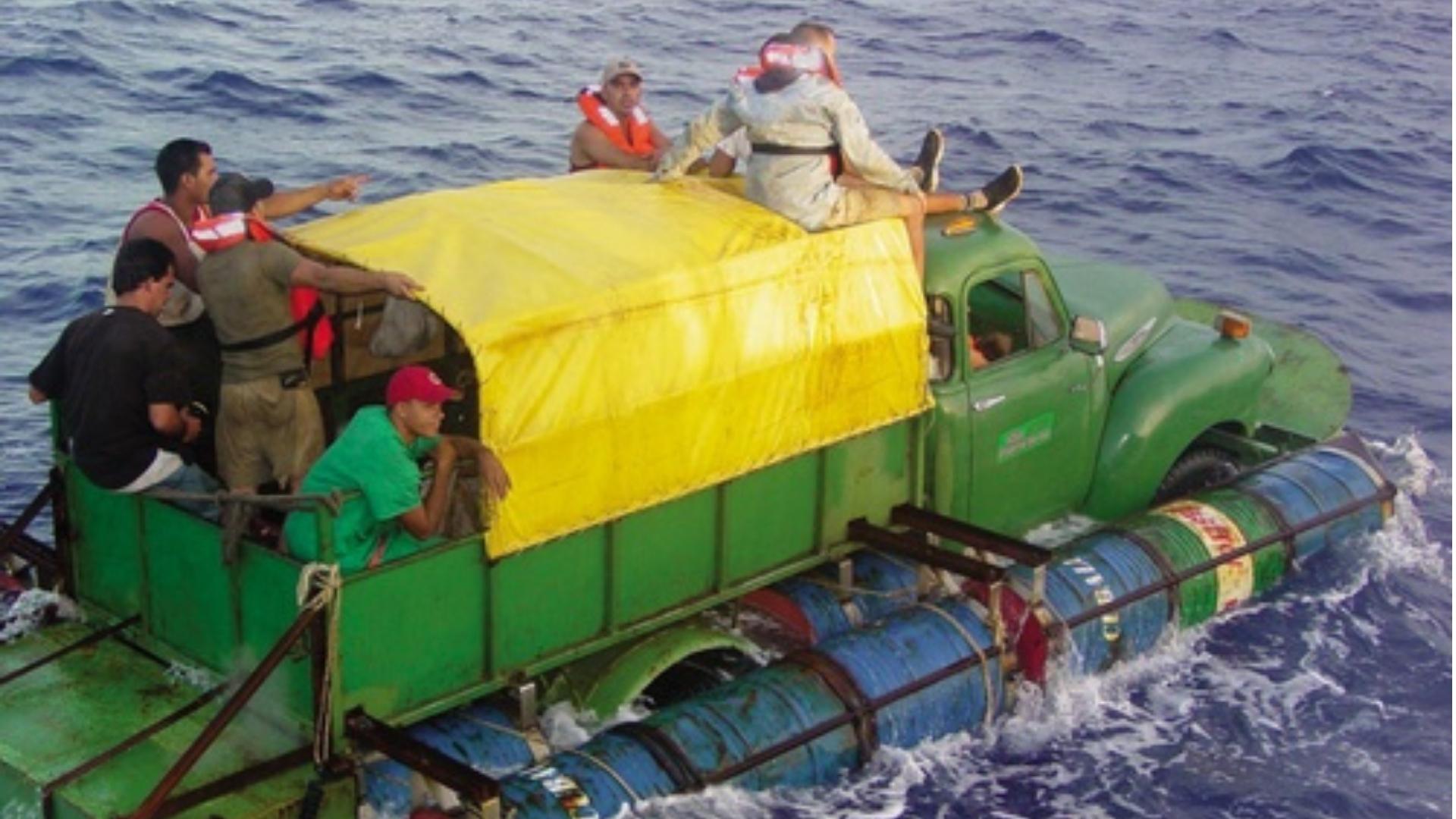 Balseros cubanos sobre camión adaptado para navegar