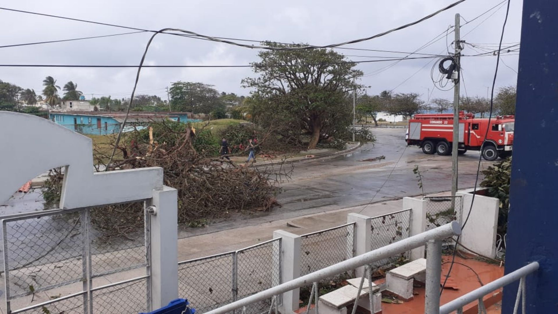 La delegada del barrio, Beatriz Moro Martínez, informó que el fenómeno meteorológico no causó daños en las personas, pero se reportan dos viviendas con afectaciones