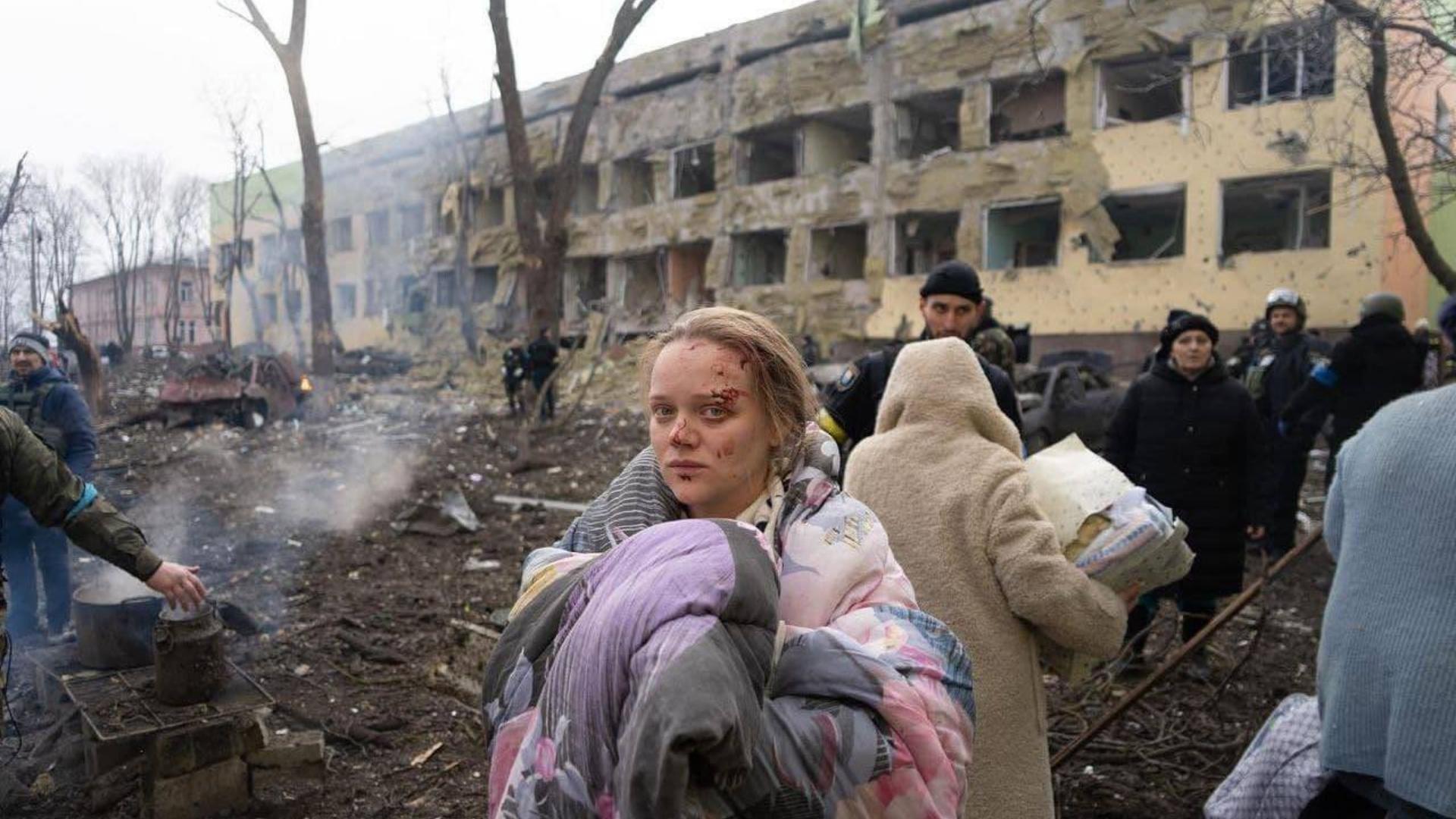 Embarazada evacuada del hospital materno infantil bombardeado en Mariúpol. Foto: Kyiv Post