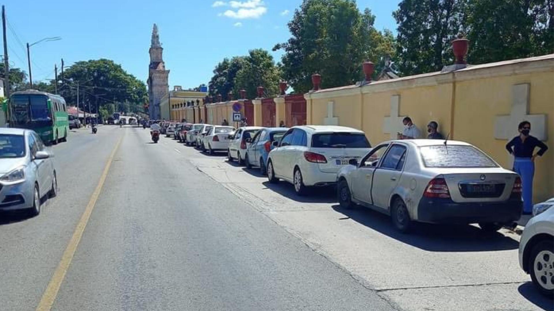 Cola de autos en La Habana para combustible