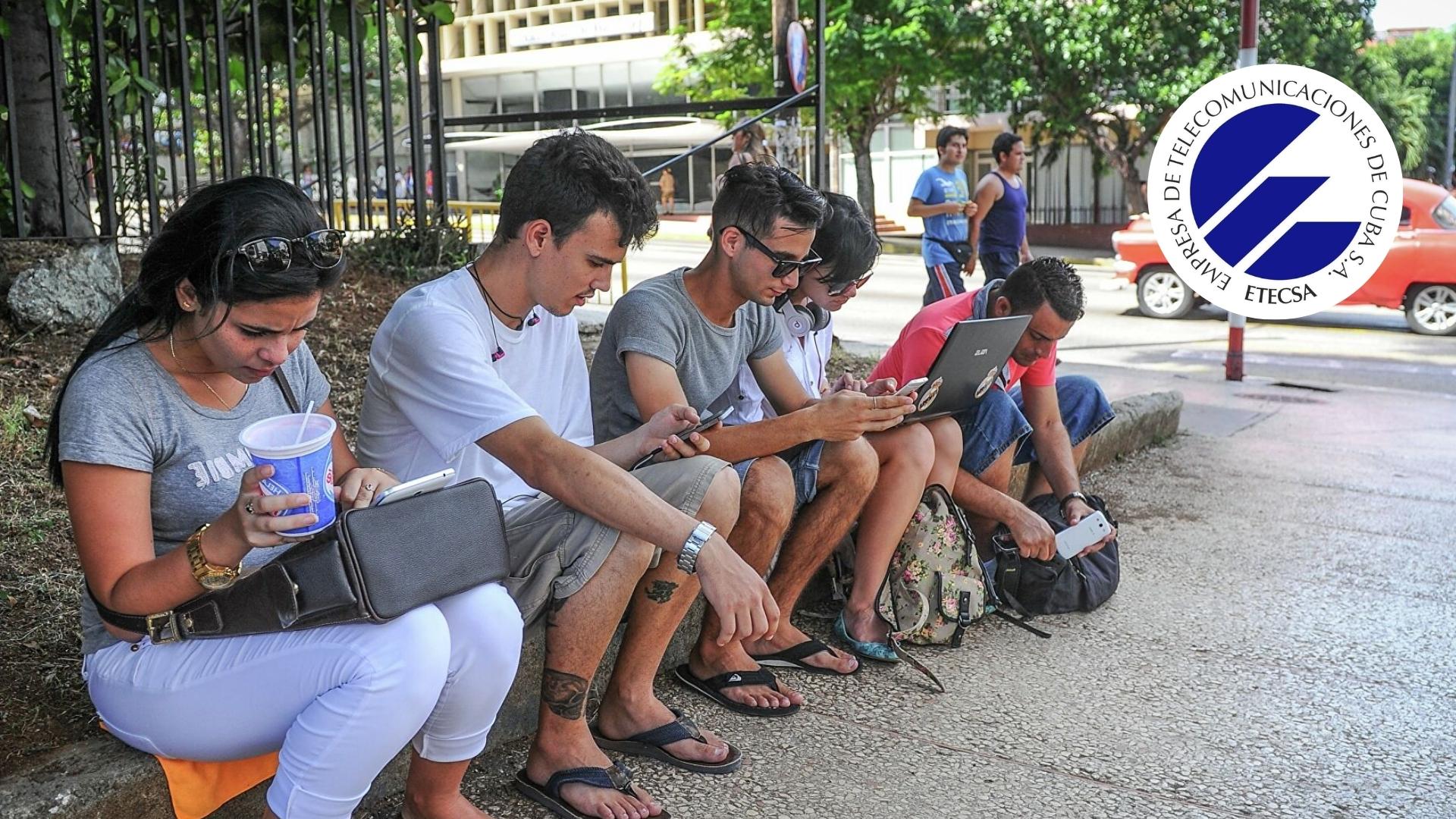 Cubanos en un parque se conectan a Internet