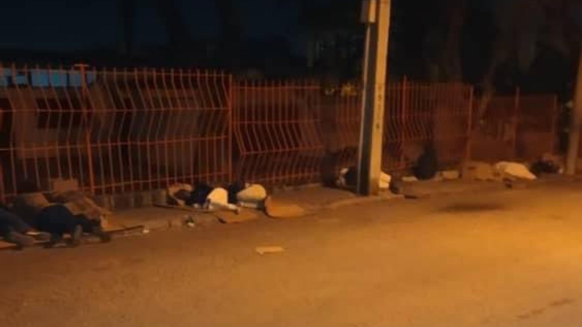 Cubanos durmiendo cerca de tienda