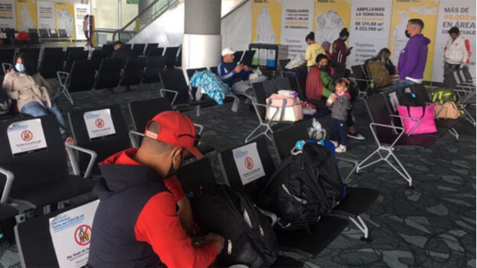 Cubanos quedan varados en aeropuerto de Colombia por "visados falsos"