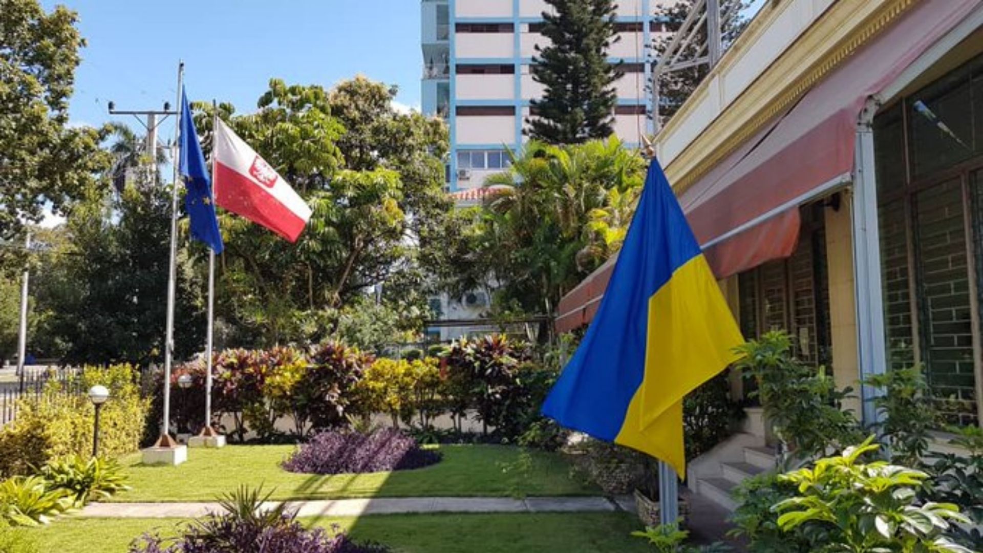 Embajada de Polonia en Cuba iza bandera de Ucrania en su sede