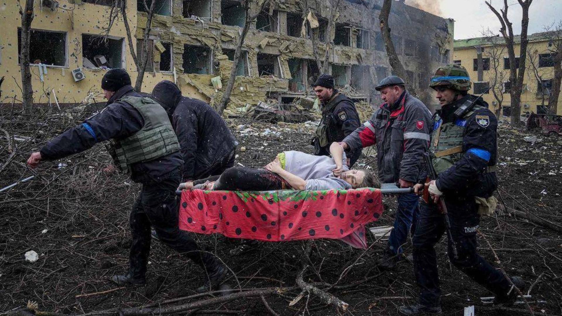 Evacuación de embarazada por bombardeo Ucrania. Foto: Kyviv Post