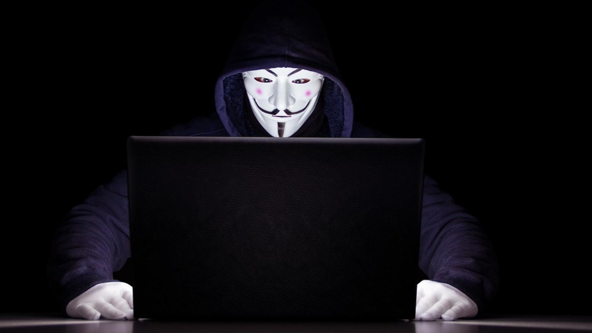 Hacker con máscara de V de Vendetta. Foto: Pixabay