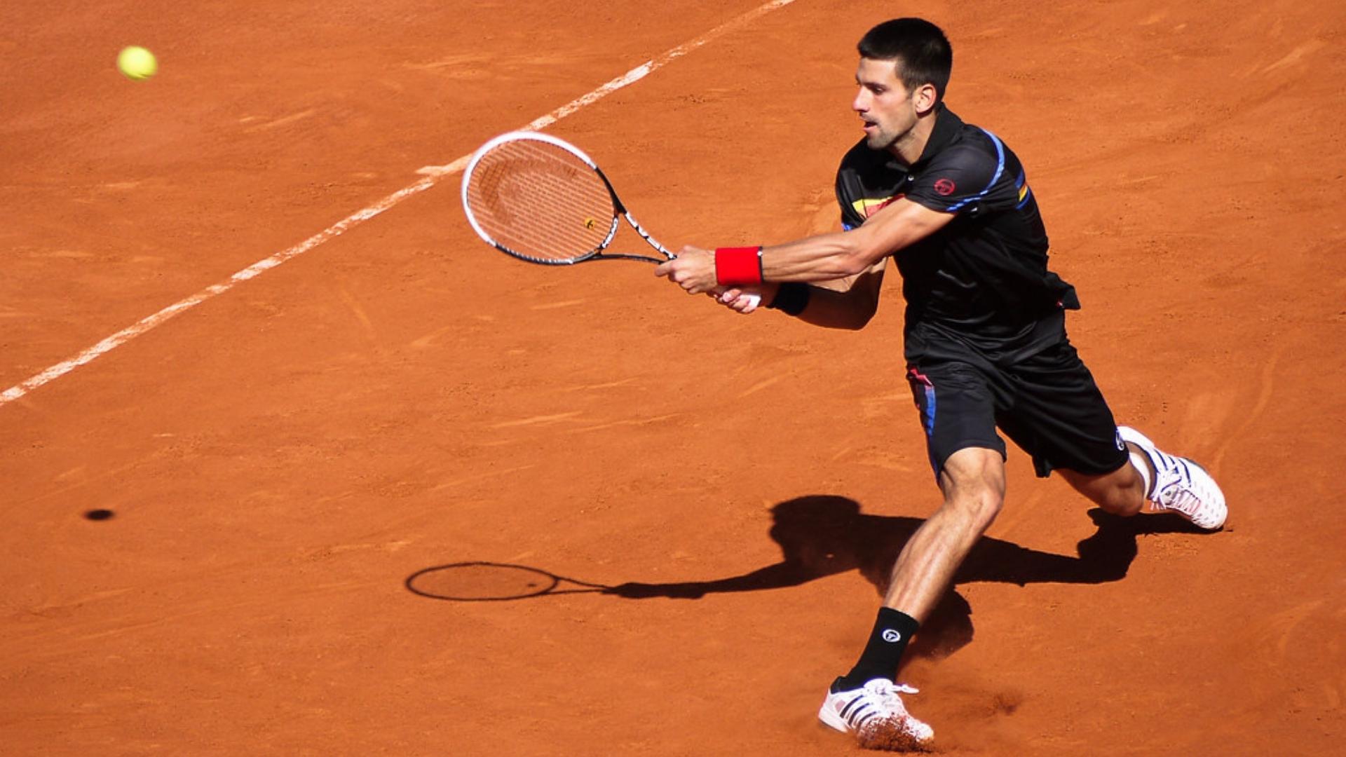 Tenista Novak Djokovic en acción. Foto: Yann Caradec