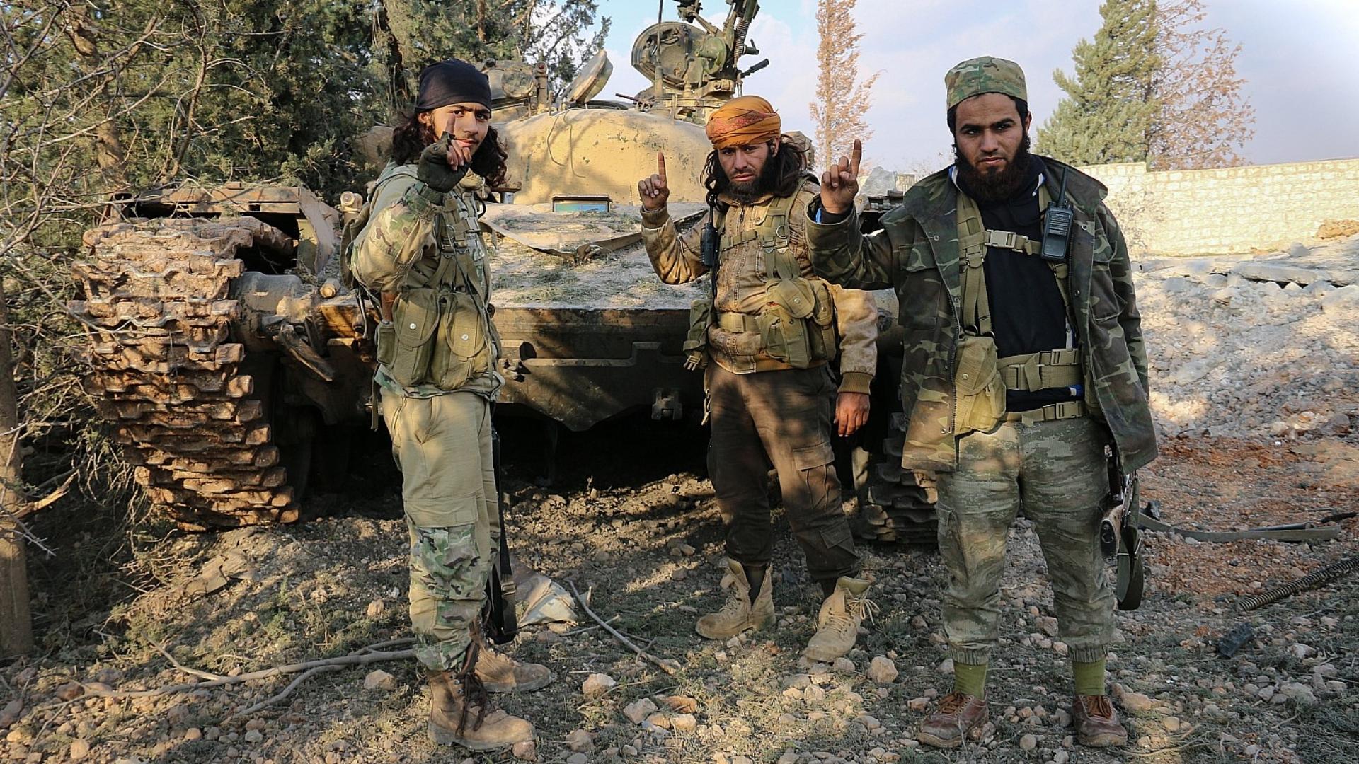 Soldados sirios frente a tanque. Imagen de referencia. Foto: Shutterstock