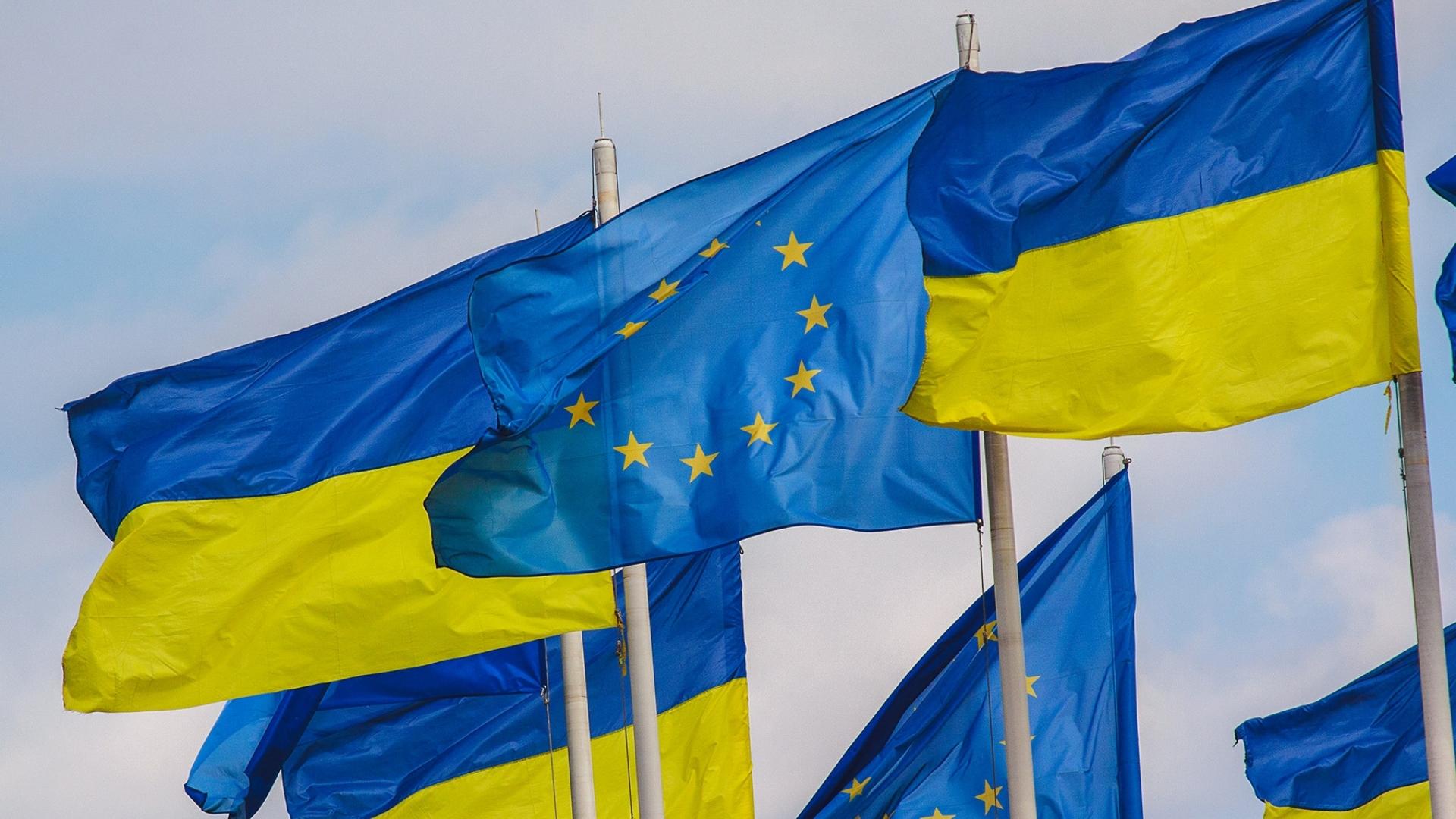 Banderas de Ucrania y la Unión Europea. Foto: Pixabay