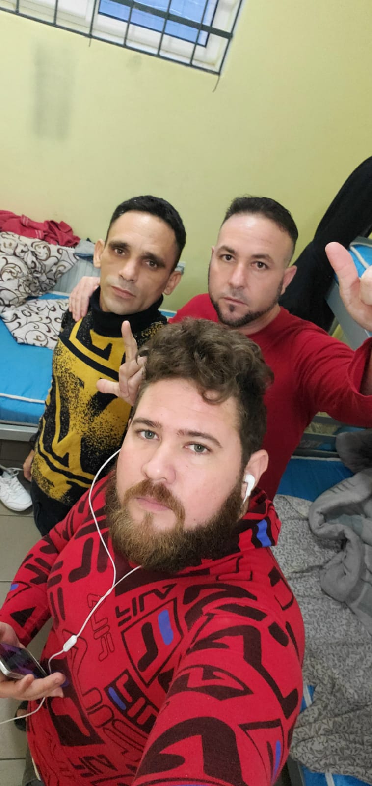 Tres de los nueve cubanos retenidos en Ucrania.