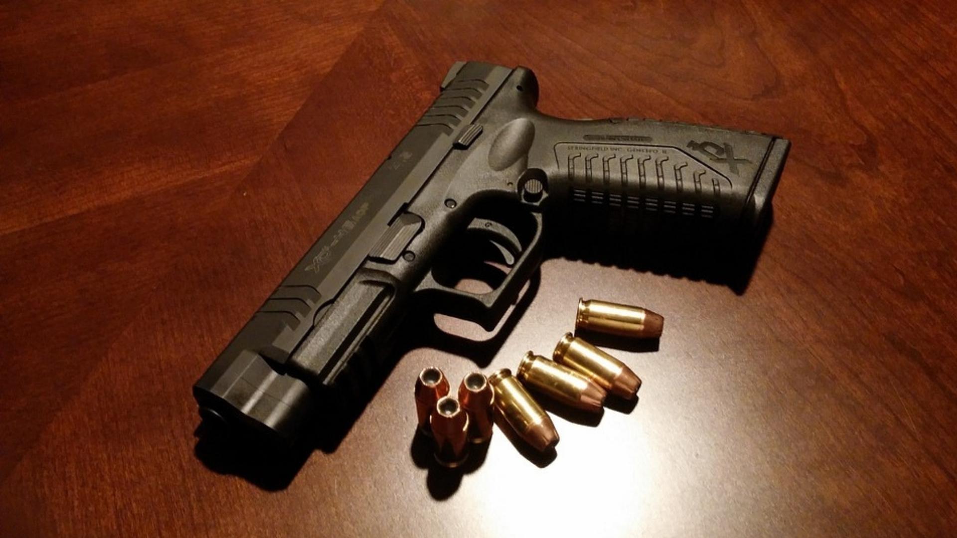 Una pistola y balas, imagen de referencia.