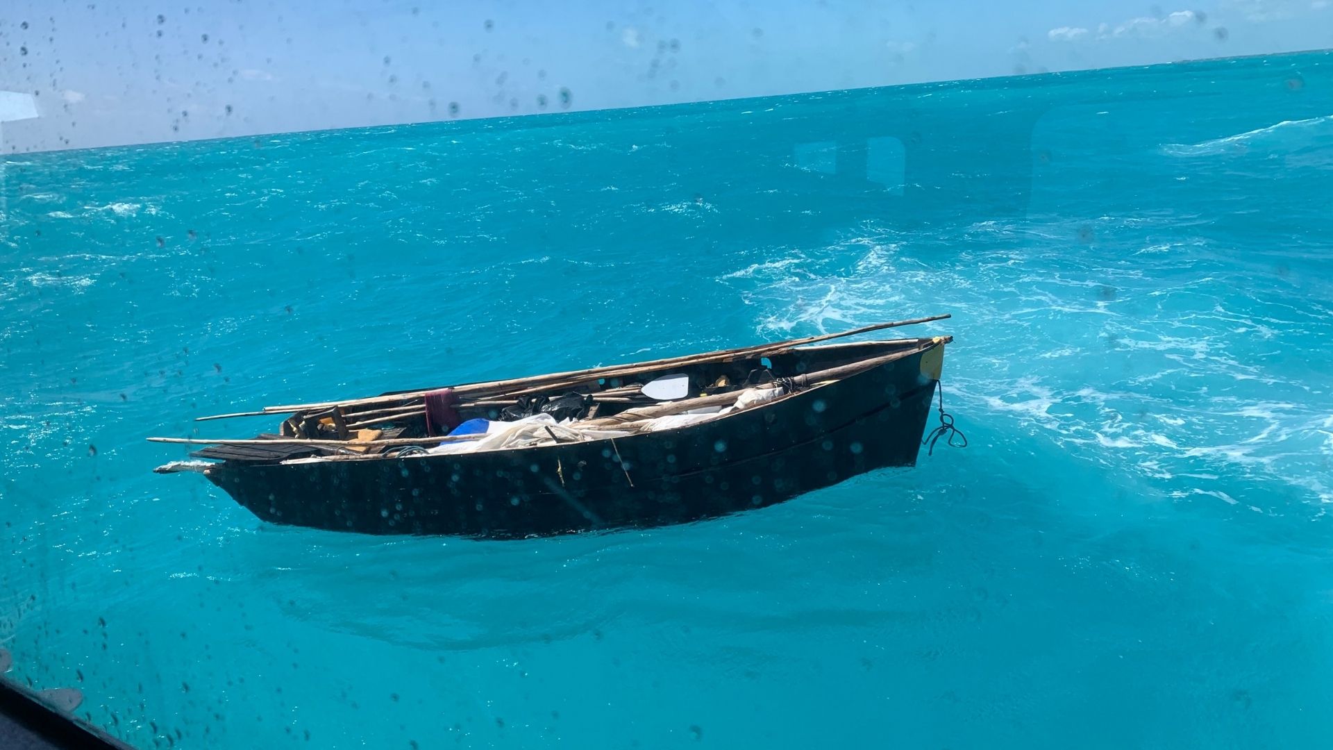 "Instamos a las personas a que no se lancen al mar en embarcaciones no aptas para navegar", agregó Del Hierro Vega