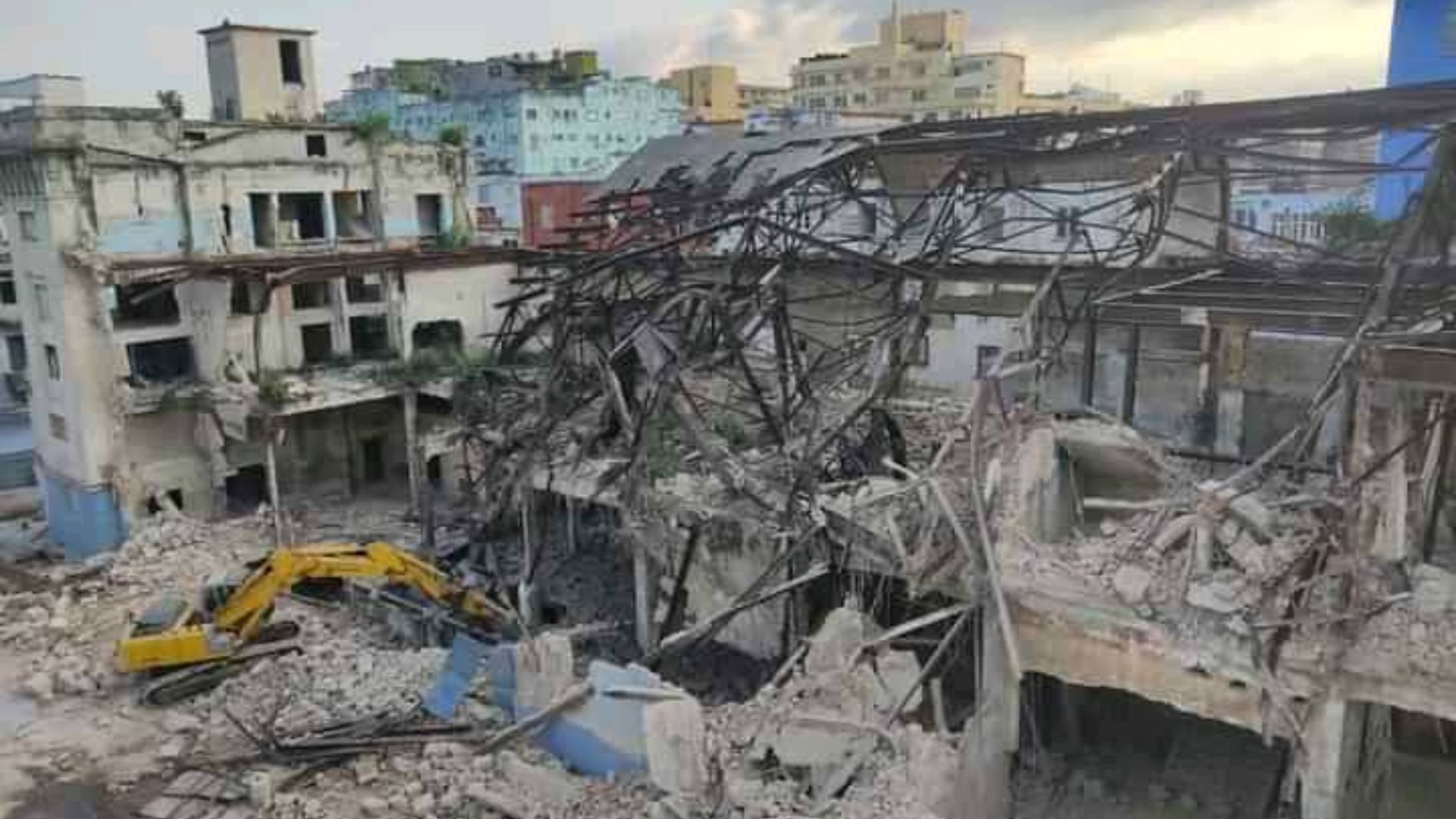 La internauta Maya Quiroga publicó una imagen de la demolición de la emblemática estructura