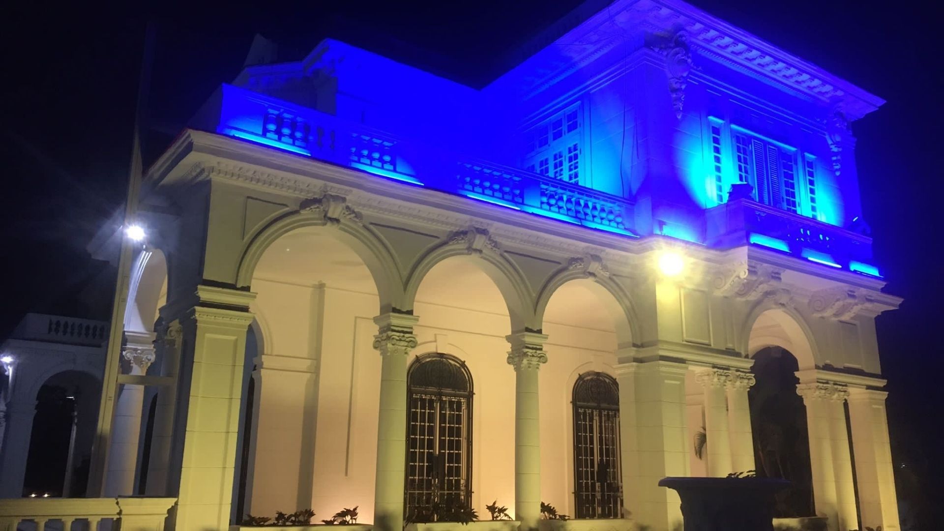 También desde el 5 de marzo la Embajada de España en La Habana se mantiene iluminada con los colores azul y amarillo en apoyo a Ucrania