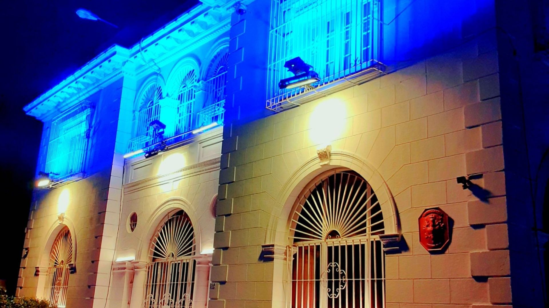 La Embajada de Francia en La Habana también ilumina su fachada de azul y amarillo en apoyo a Ucrania