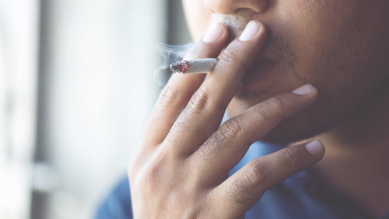 Hombre fumando un cigarrillo | Shutterstock