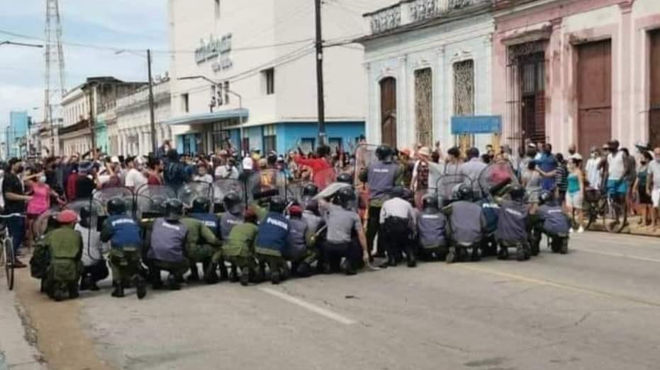 Policías detienen a los manifestantes en Cárdenas el 11 de julio