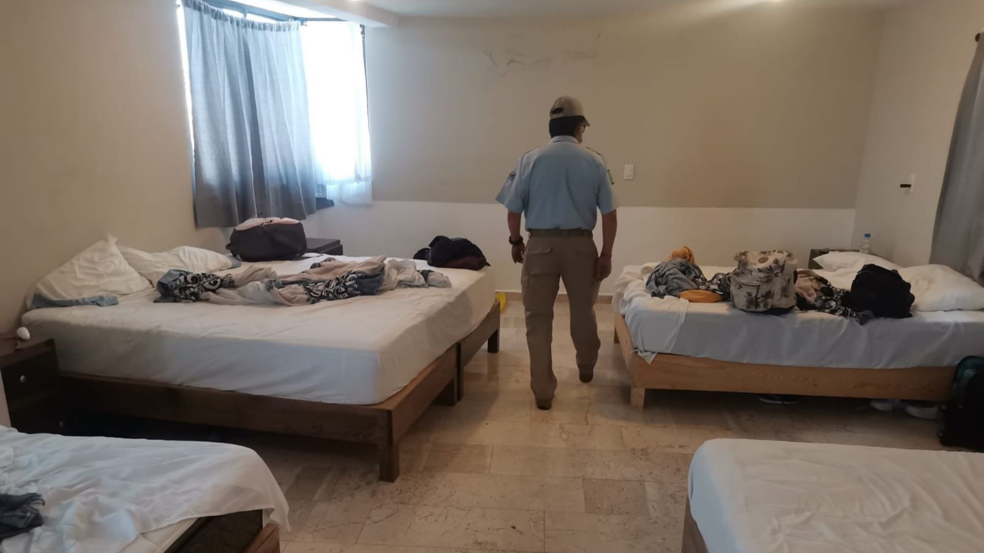 "Se localizaban al interior de un hotel y tenían un día de llegada de Chiapas", agrega el comunicado