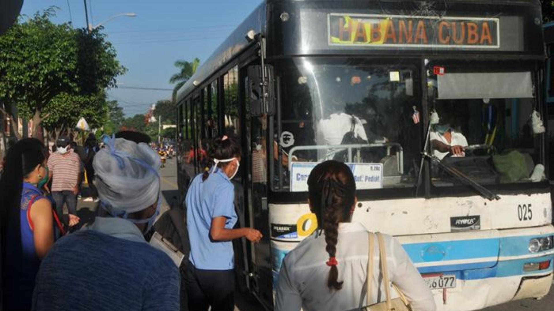 Guagua en parada de La Habana. Foto: Periódico 26