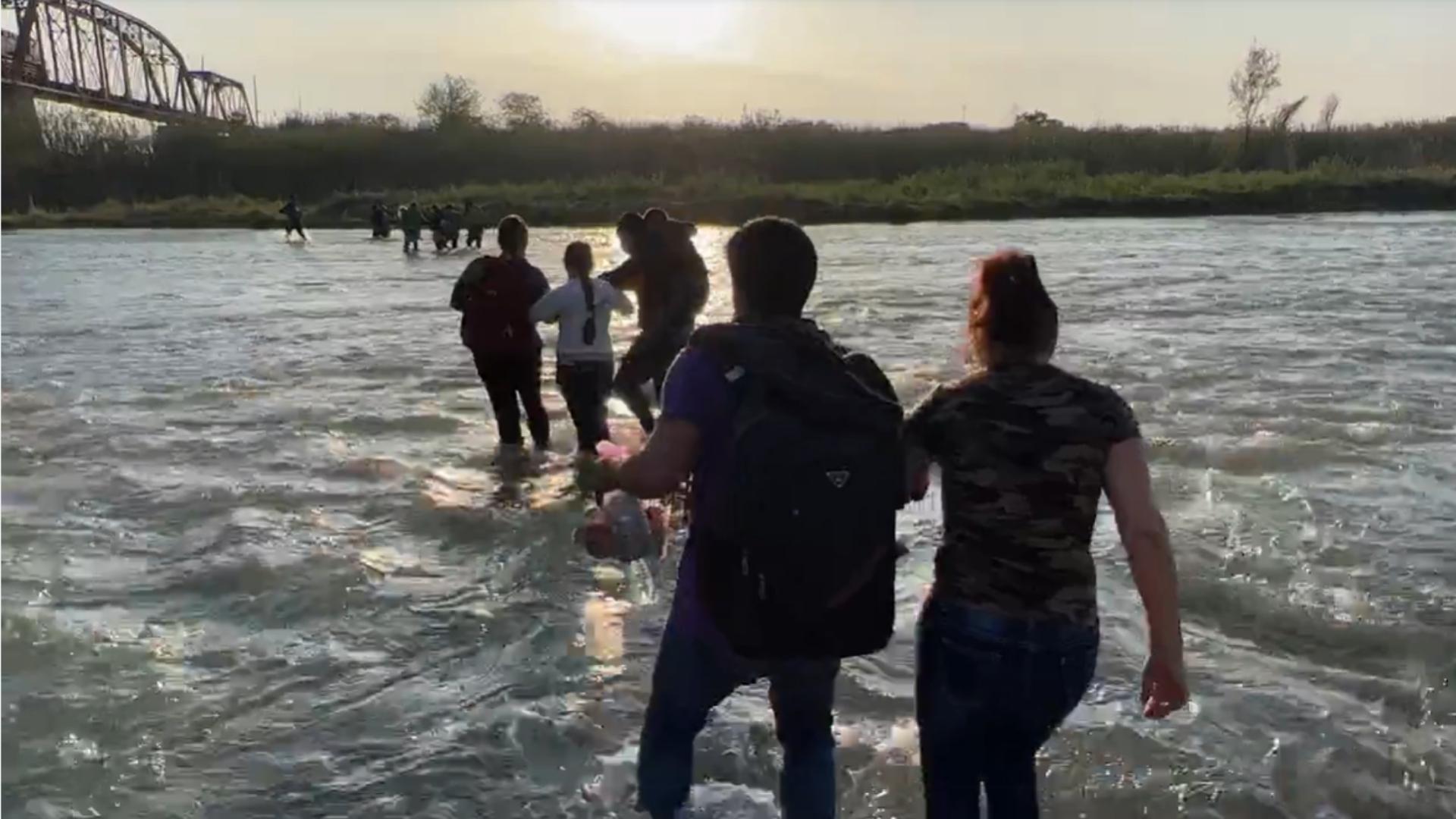 Cubanos cruzan el río bravo (Impacto Visión)