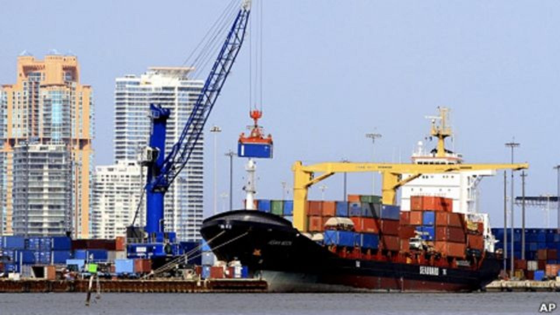 Buque de carga en el puerto de La Habana (BBC)