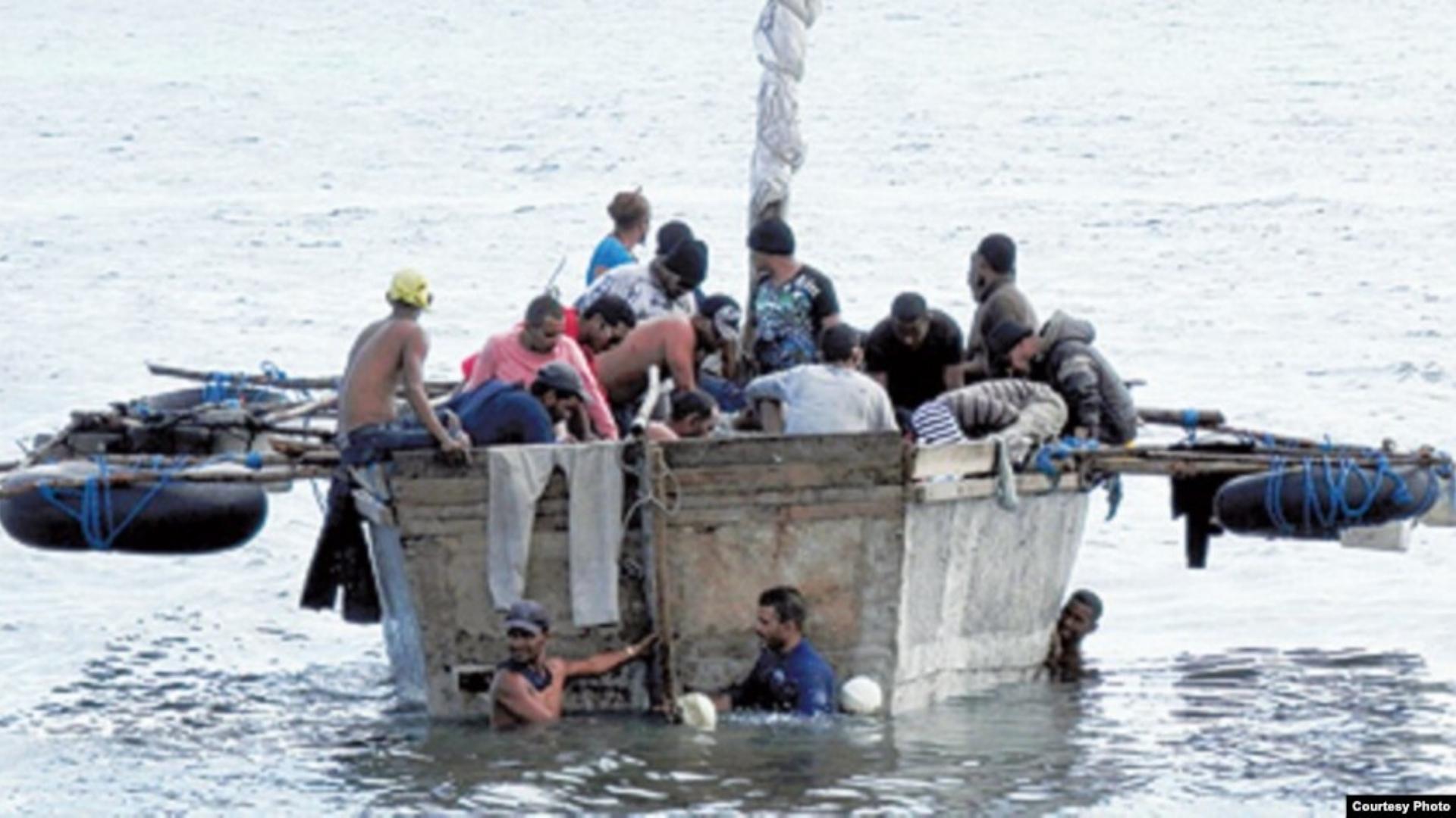 En embarcaciones rústicas como esta los cubanos se hacen a la mar esperando llegar a EEUU (Foto Radio Martí)