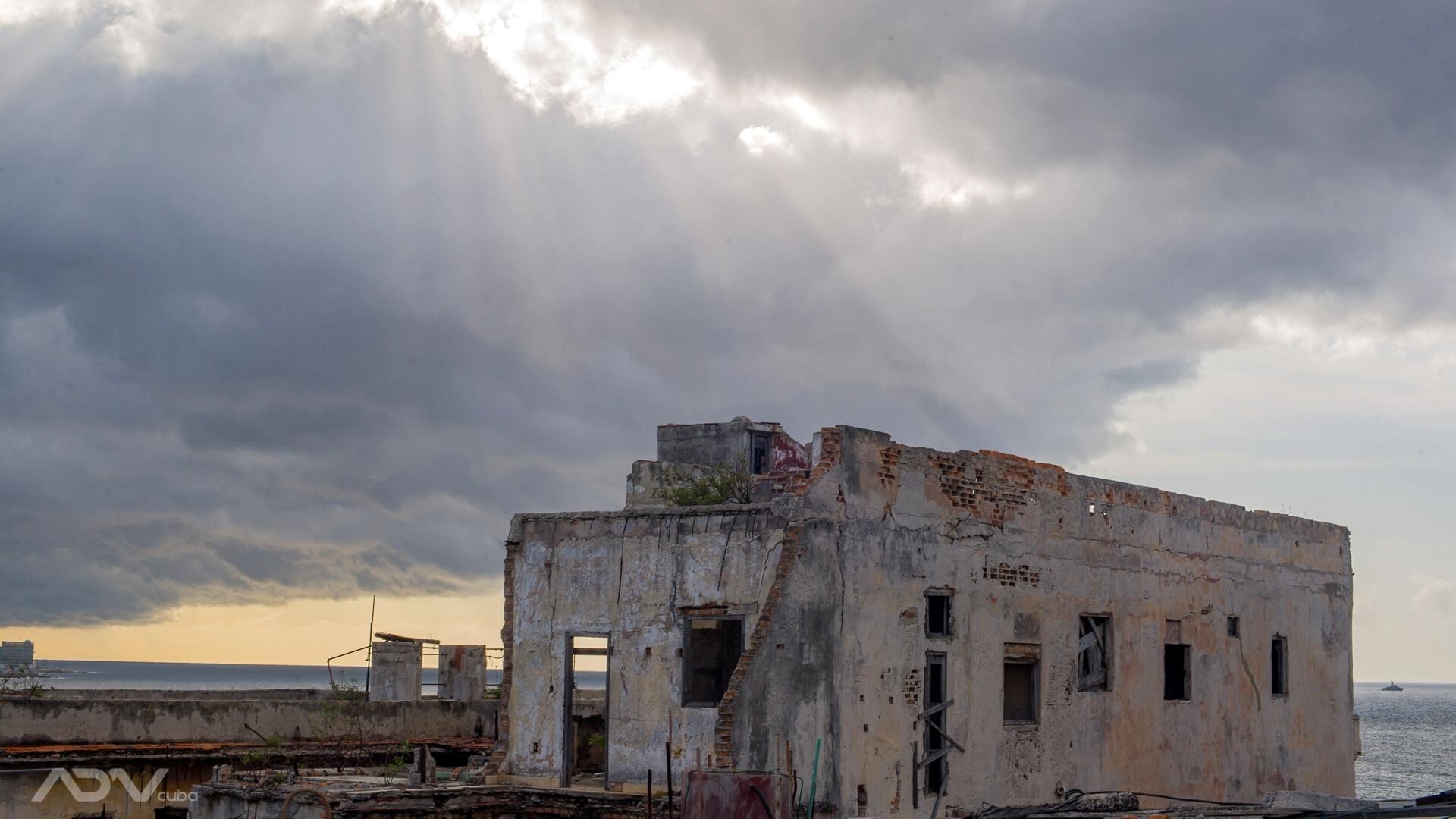 Rayos de sol entre tormenta sobre ruina en La Habana. Foto: ADN Cuba