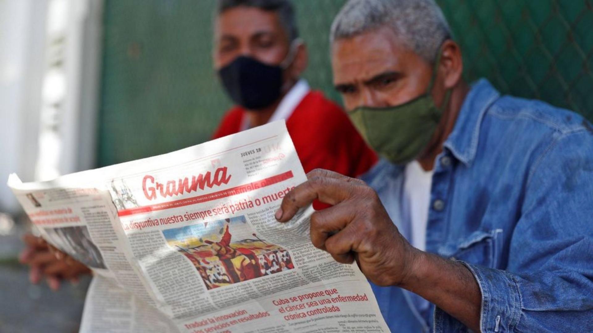 Un cubano lee el periódico oficial Granma. Foto: EFE