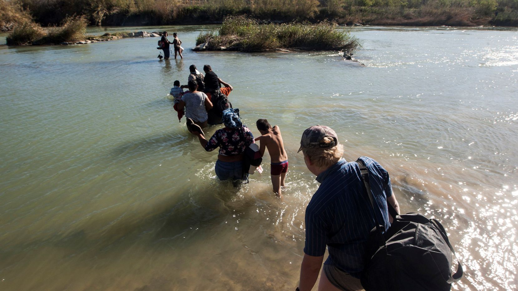 Cubanos cruzan el río Bravo (Dallas Morning News)